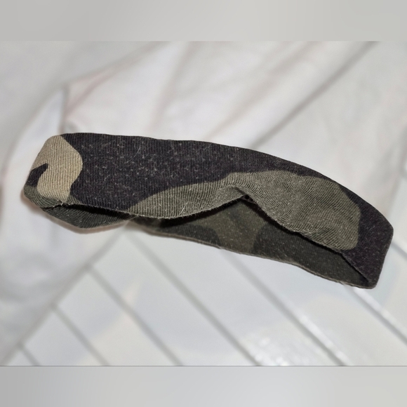 Nike Camo Logo Tee – White – Size L – Made in Turkey - Picture 3 of 9